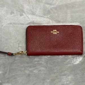 LIKE NEW: Coach Continental Wallet. Barely used.